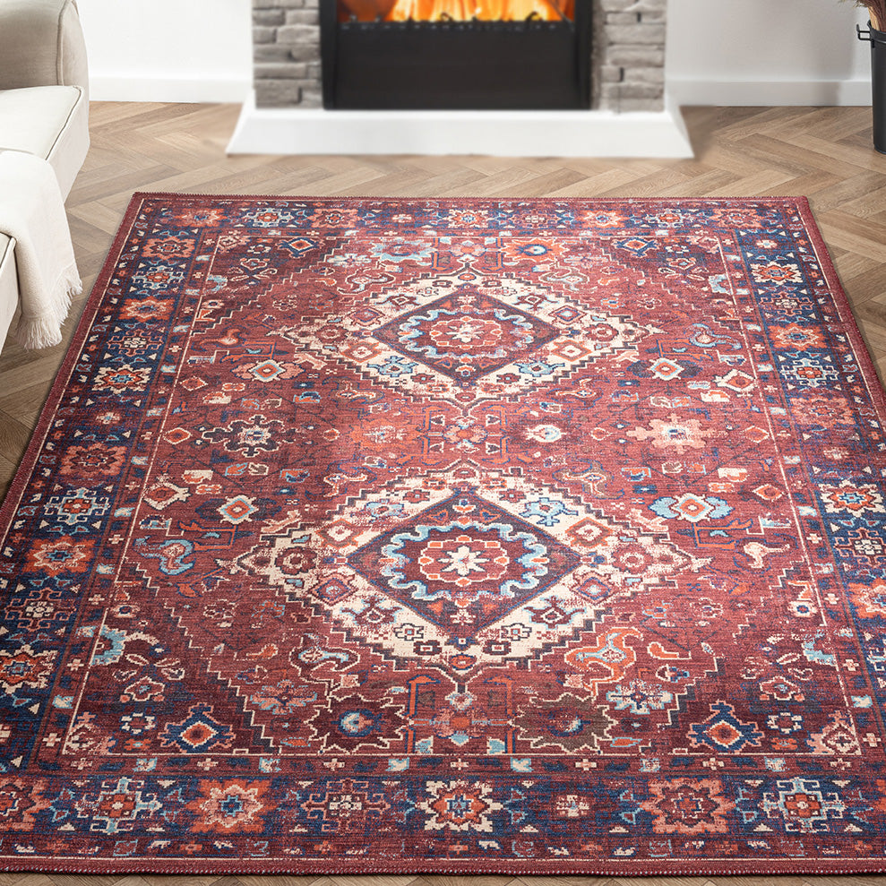 華やかなバーガンディーカラーに、凛としたダブルメダリオンが映えるペルシャ絨毯のデザインをモダンにアレンジした、RUGHAUSのデジタルプリンティングヴィンテージスタイルラグを主役にした白を基調とした暖炉のあるナチュラルモダンなリビングルーム