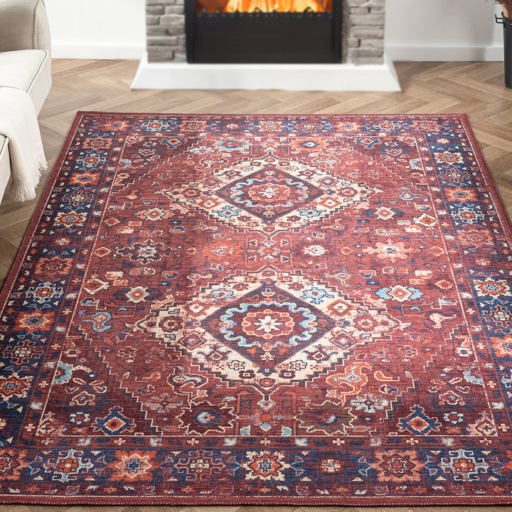 華やかなバーガンディーカラーに、凛としたダブルメダリオンが映えるペルシャ絨毯のデザインをモダンにアレンジした、RUGHAUSのデジタルプリンティングヴィンテージスタイルラグを主役にした白を基調とした暖炉のあるナチュラルモダンなリビングルーム