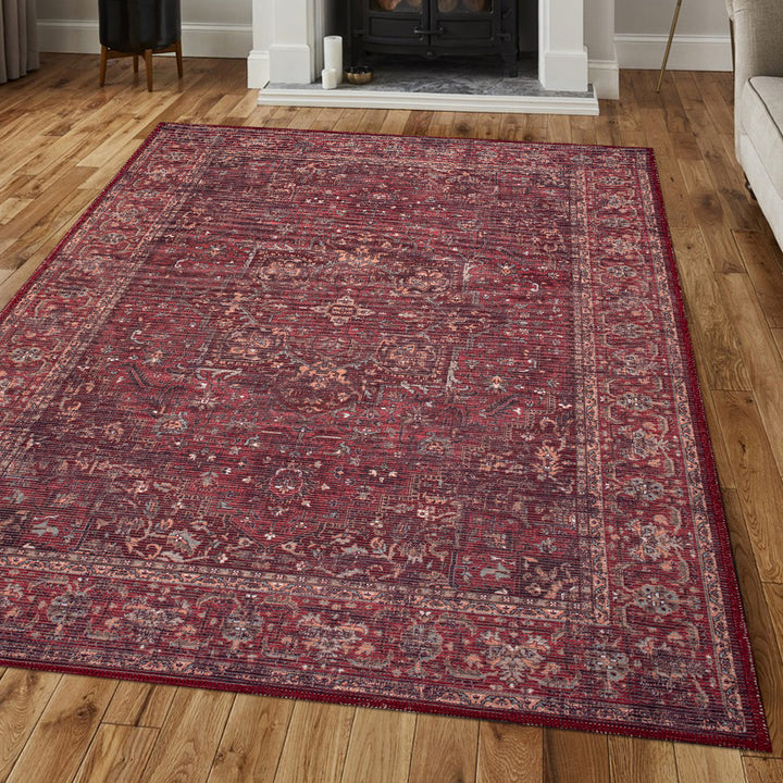 暖色系のバーガンディーカラーのベースにメダリオンがさりげなく映える、ペルシャ絨毯のデザインをモダンなトーンにアレンジした、RUGHAUSのデジタルプリンティングヴィンテージスタイルラグFabianaを主役にした白を基調とした暖炉のあるナチュラルモダンなリビングルーム