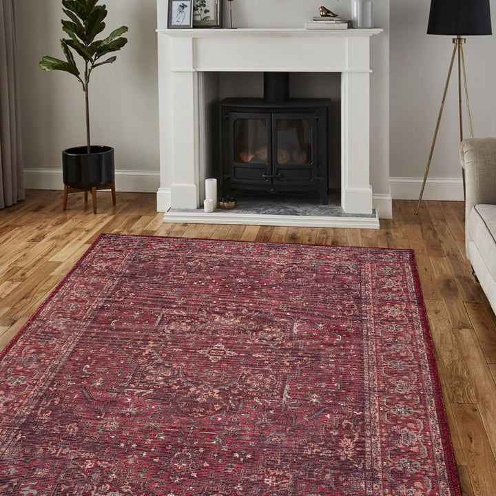 暖色系のバーガンディーカラーのベースにメダリオンがさりげなく映える、ペルシャ絨毯のデザインをモダンなトーンにアレンジした、RUGHAUSのデジタルプリンティングヴィンテージスタイルラグFabianaを主役にした白を基調とした暖炉のあるナチュラルモダンなリビングルーム