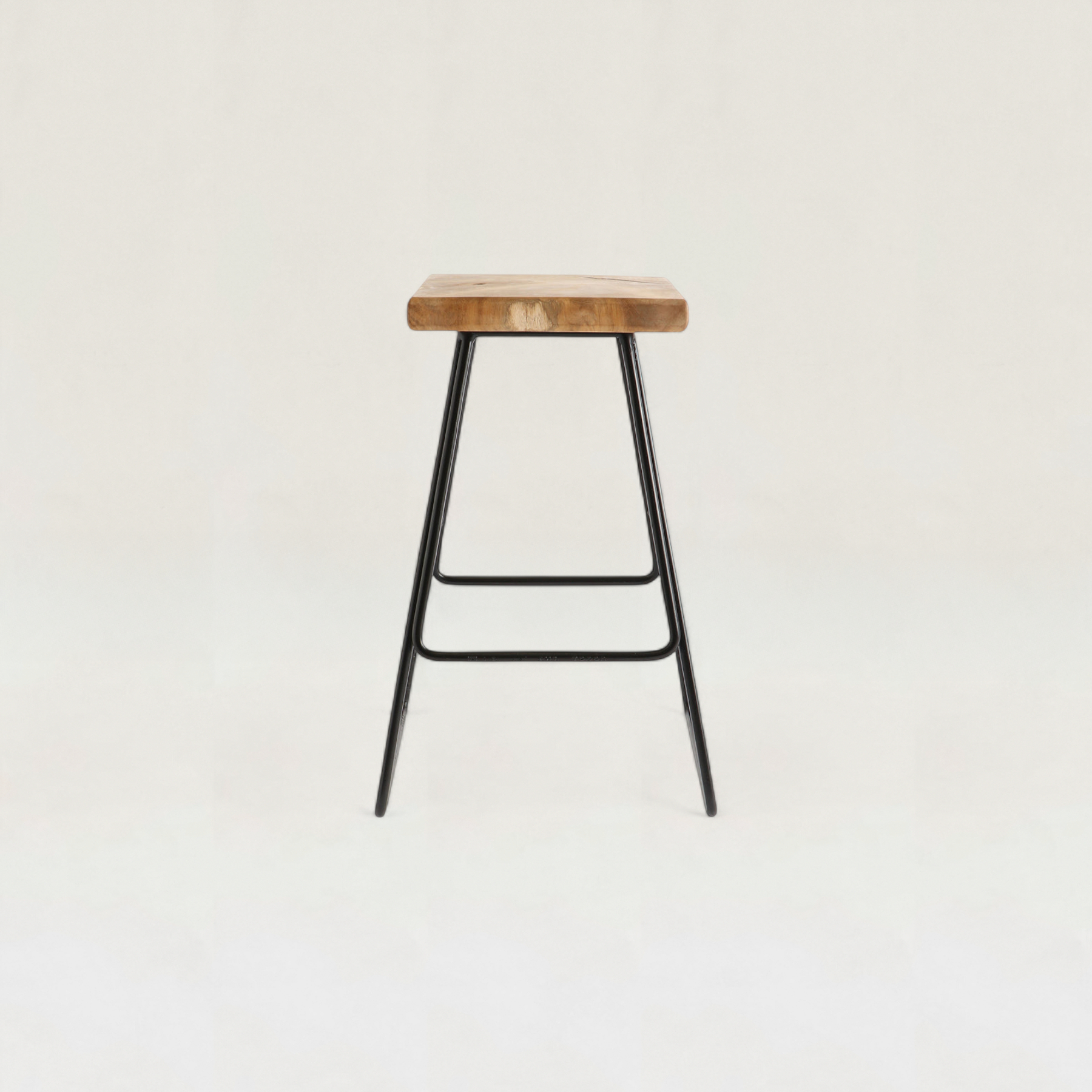 シンプルなスチール脚 木座面ハイスツール – RUGHAUS
