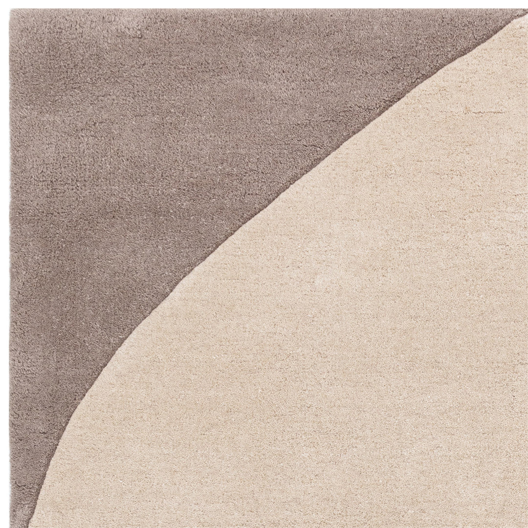 ライトグレー、アイボリー、ブラック、グレーのニュートラルカラーの自由奔放なフォルムに、まあるいバーミリオンがちょこんと映える、天然素材ウール製RUGHAUSのハンドタフテッドのモダンアートラグの素材感がわかるクロースアップ