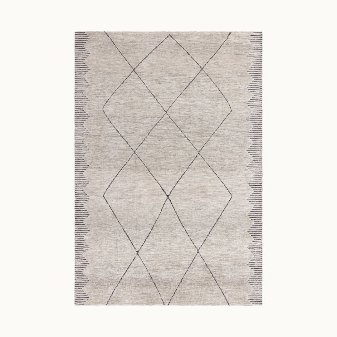 160x230cmサイズのライトグレーを基調としたラグに描かれた、ベニワレンスタイルのラインがオシャレな、スペースダイ × イカットの糸を使用したRUGHAUSのマイクロファイバーポリエステル製モダンアートラグ