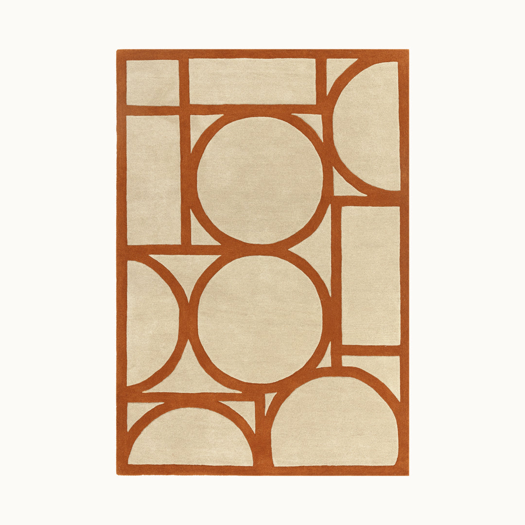 160x230cmサイズのファッショナブルなバーミリオンオレンジに近いブリックカラー × ベージュの配色と、無機的なフォルムのデザインがスタイリッシュなRUGHAUSの天然素材ウール100%ハンドタフトのモダンポップアートラグ