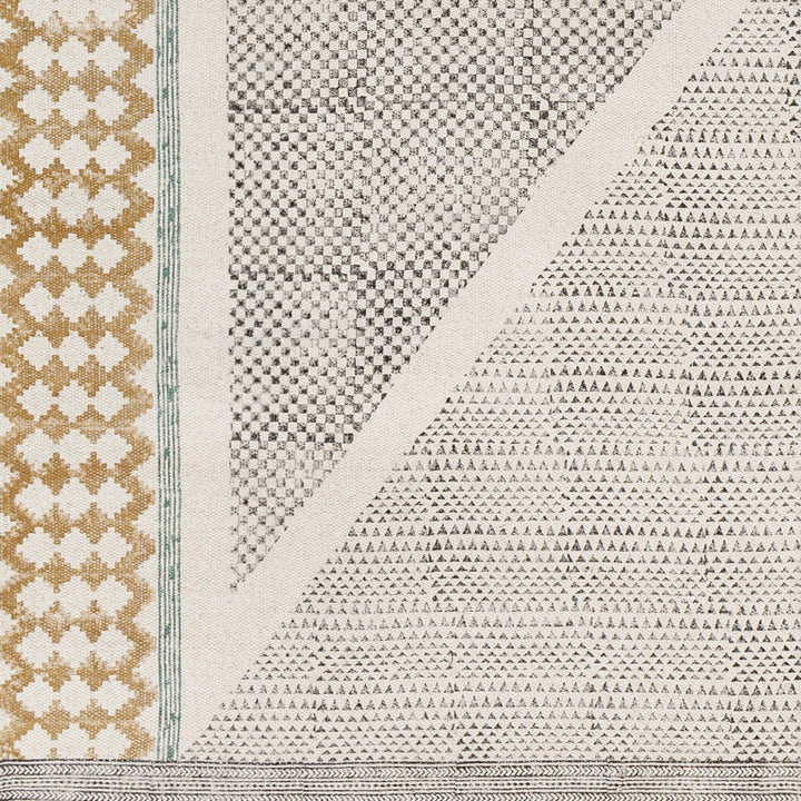 ブラック、マスタード、ティールカラーのこなれた配色と幾何学的パターン、ナチュラルモダンなデザインがオシャレなランナータイプのコットン製ハンドメイドラグラグの素材感がわかるクロースアップ