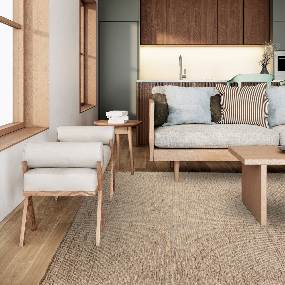 ブロンズカラーとブラウンベージュ、淡いベージュの色合いが素敵な、ジュートのナチュラル感 × シェニールヤーンのラグジュアリー感が調和した、RUGHAUSのジュート × シェニールポリエステル製ベニワレンスタイルのナチュラルラグを主役にしたナチュラルモダンなリビングルームイメージ