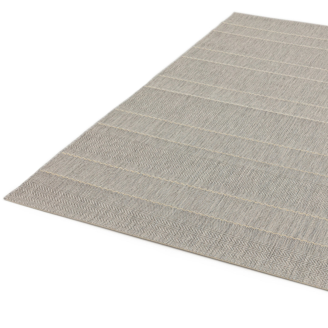 200x290cmとダイニングテーブル下に敷ける大きめサイズのファッショナブルなヘリンボーンのパターンを織り込んだボーダーデザインがスタイリッシュな、ライトグレー色のインドア・アウトドア兼用RUGHAUSのシンプルモダンラグ