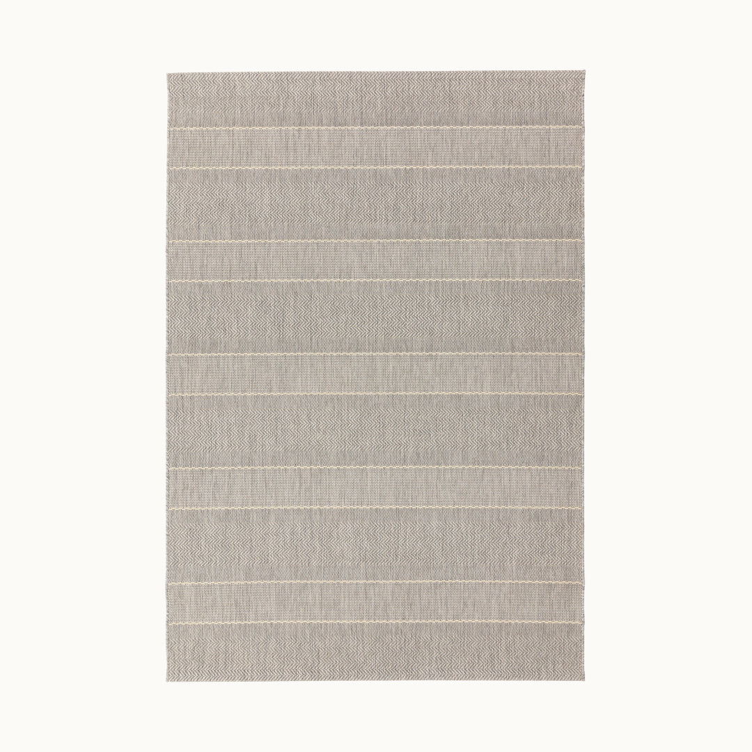 160x230cmサイズのファッショナブルなヘリンボーンのパターンを織り込んだボーダーデザインがスタイリッシュな、ライトグレー色のインドア・アウトドア兼用RUGHAUSのシンプルモダンラグ