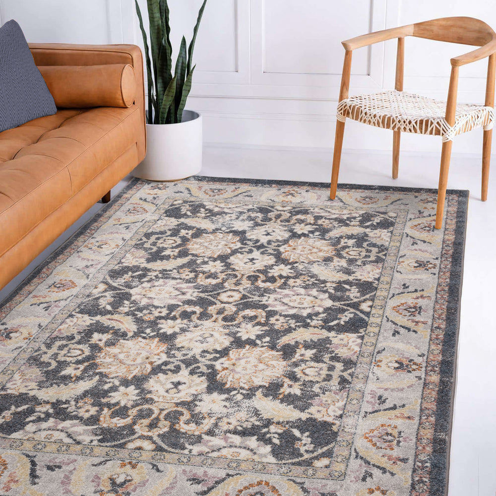 伝統的なペルシャ柄のフローラルデザインをモチーフに、淡いブルー×パープルのメインボーダー×ダークカラー地のモダンな配色で仕上げたRUGHAUSのヴィンテージ調オリエンタル・オリエンタルラグを主役にしたリビングルームイメージ