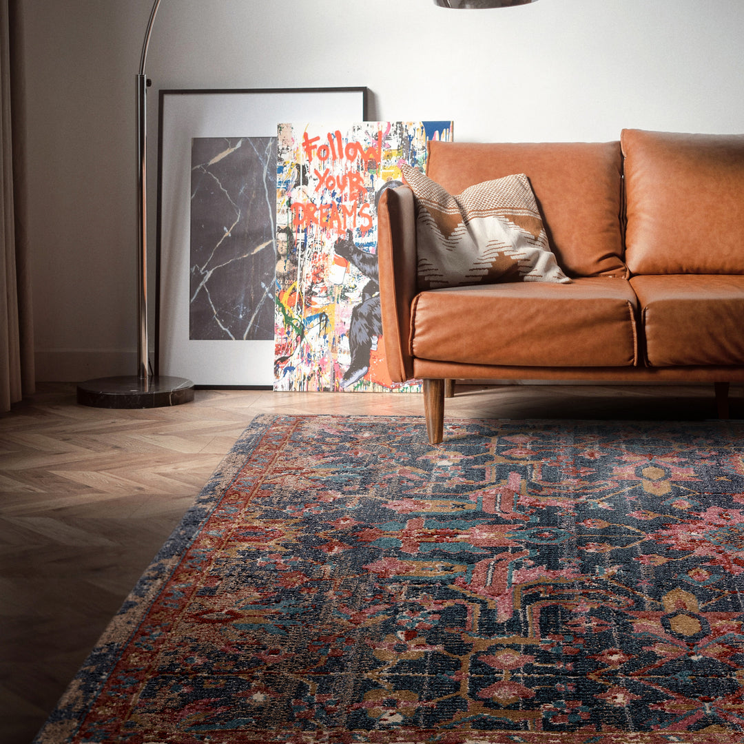 伝統的なペルシャ柄のデザインをモチーフにした緻密なクラシックパターンが可憐な、ネイビーブルー×ローズピンク色のRUGHAUSのヴィンテージスタイルオリエンタルラグを主役にしたモダンなリビングルームイメージ