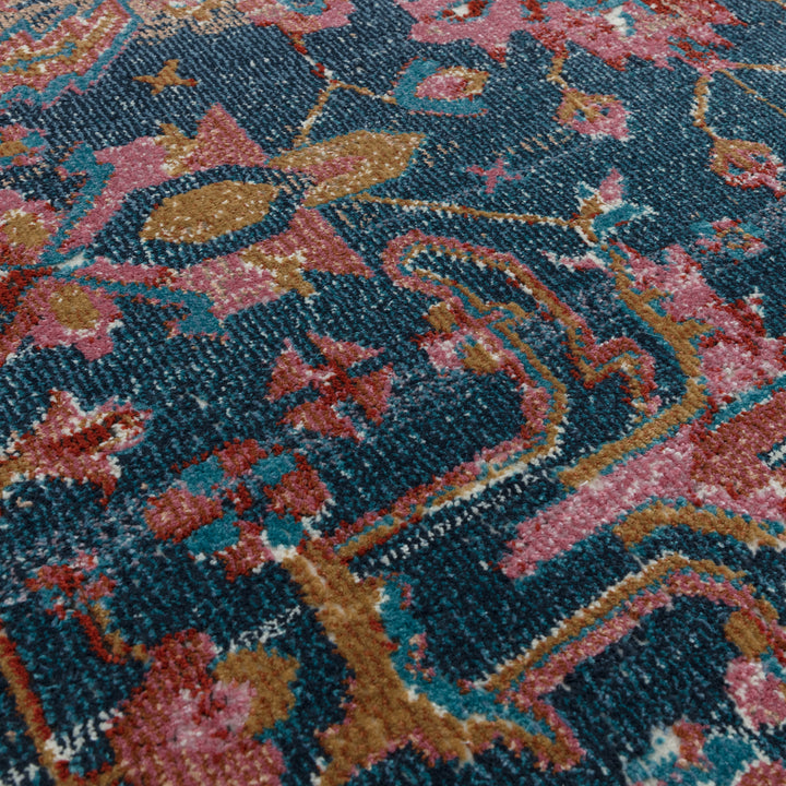 伝統的なペルシャ柄のデザインをモチーフにした緻密なクラシックパターンが可憐な、ネイビーブルー×ローズピンク色のRUGHAUSのヴィンテージスタイルオリエンタルラグの素材感がわかるクロースアップ