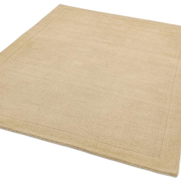 200x290cmサイズの落ち着いたナチュラルなベージュカラーに、リブとボーダーがスタイリッシュ感を添える、サステナブルな天然素材ウール(羊毛)100%製RUGHAUSのふんわりシンプル手織りラグ