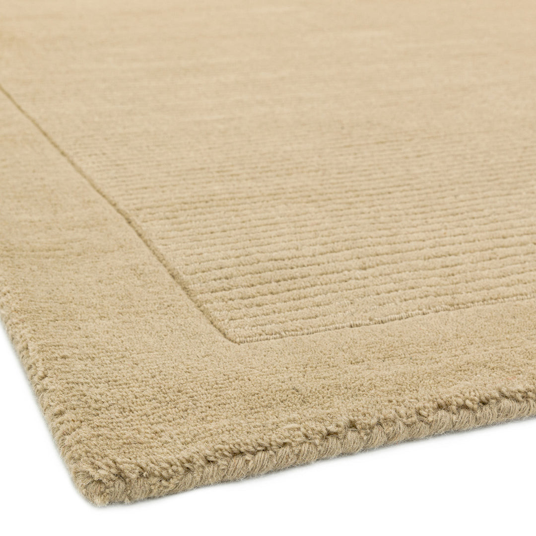 落ち着いたナチュラルなベージュカラーに、リブとボーダーがスタイリッシュ感を添える、サステナブルな天然素材ウール(羊毛)100%製RUGHAUSのふんわりシンプル手織りラグの素材感がわかるクロースアップ