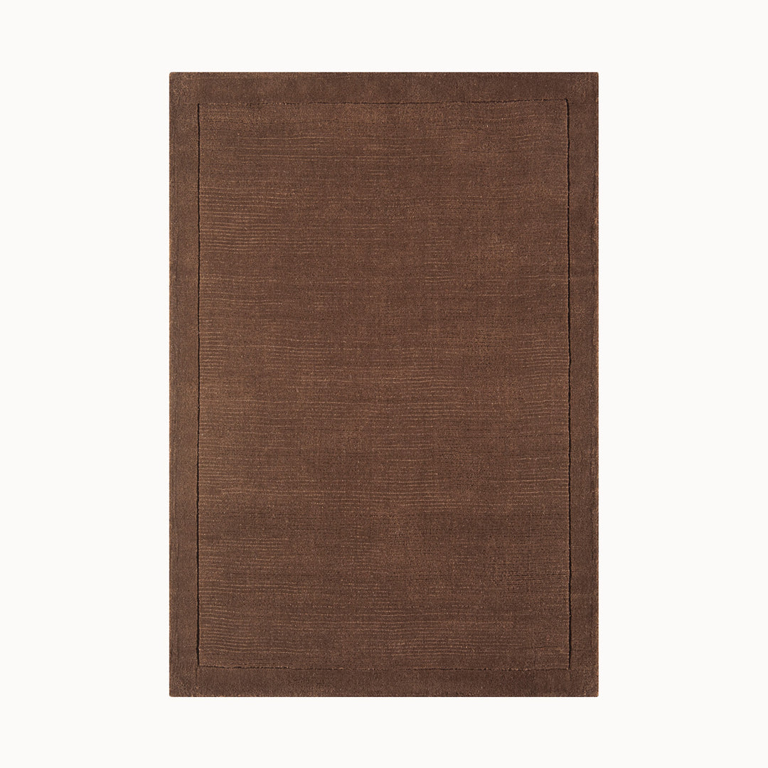 160x230cmサイズの、暖色アーシーカラーの落ち着いたチョコレートブラウン色に、リブとボーダーがスタイリッシュ感を添える、サステナブルな天然素材ウール(羊毛)100%製RUGHAUSのふんわりシンプル手織りラグ