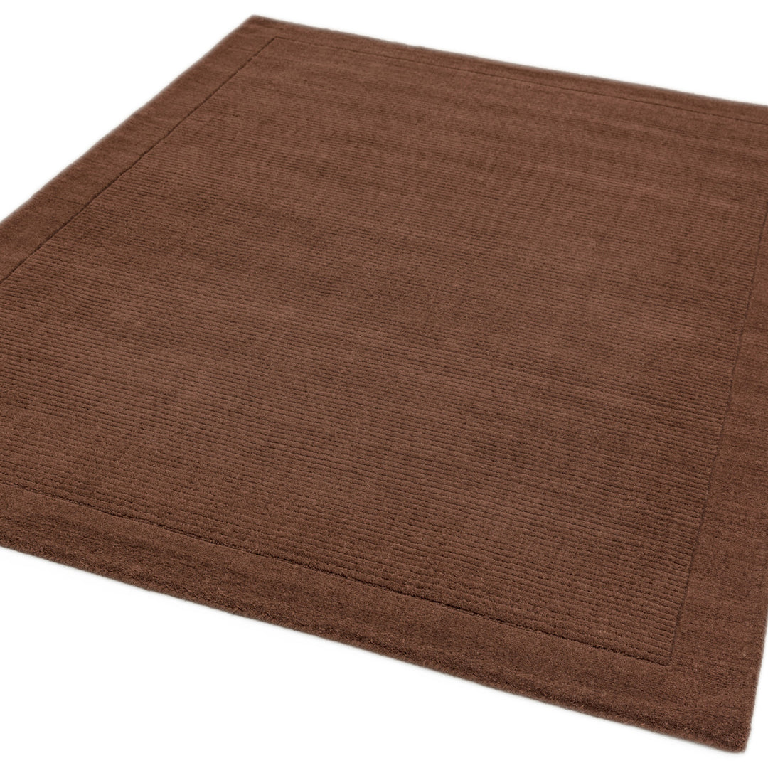 200x290cmサイズの暖色アーシーカラーの落ち着いたチョコレートブラウン色に、リブとボーダーがスタイリッシュ感を添える、サステナブルな天然素材ウール(羊毛)100%製RUGHAUSのふんわりシンプル手織りラグ