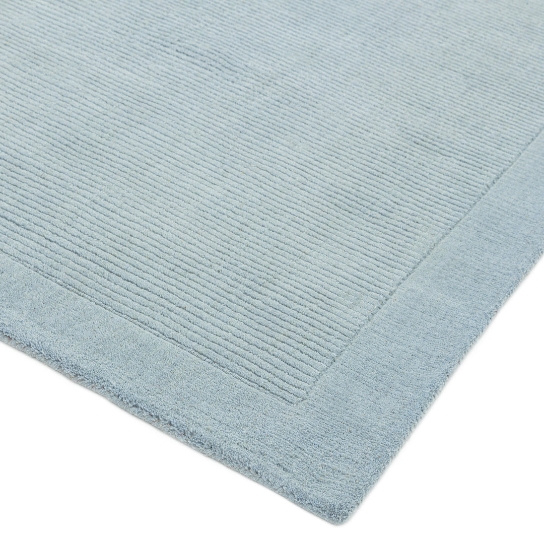 澄み渡った空を想わせる淡いベビーブルー色に、リブとボーダーがスタイリッシュ感を添える、サステナブルな天然素材ウール(羊毛)100%製RUGHAUSのふんわりシンプル手織りラグの素材感がわかるクロースアップ