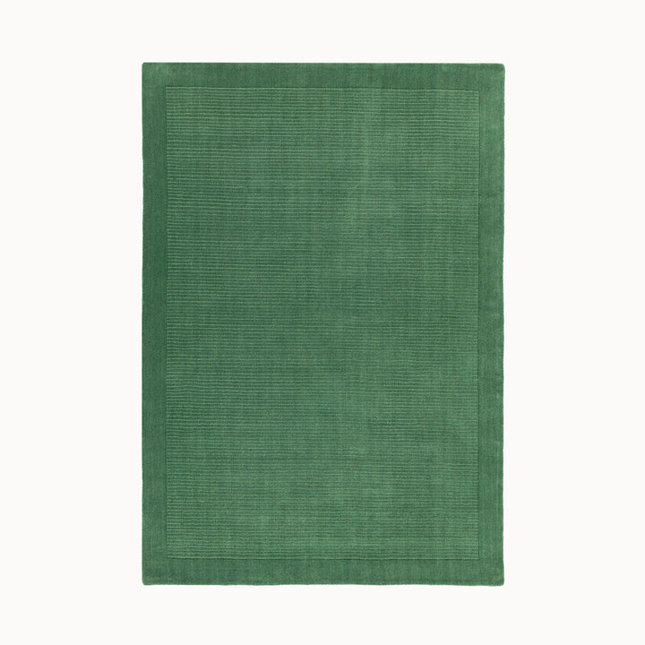 160x230cmサイズの、生き生きとした草葉の緑を想わせるフォレストグリーンカラーに、リブとボーダーがスタイリッシュ感を添える、サステナブルな天然素材ウール(羊毛)100%製RUGHAUSのふんわりシンプル手織りラグ