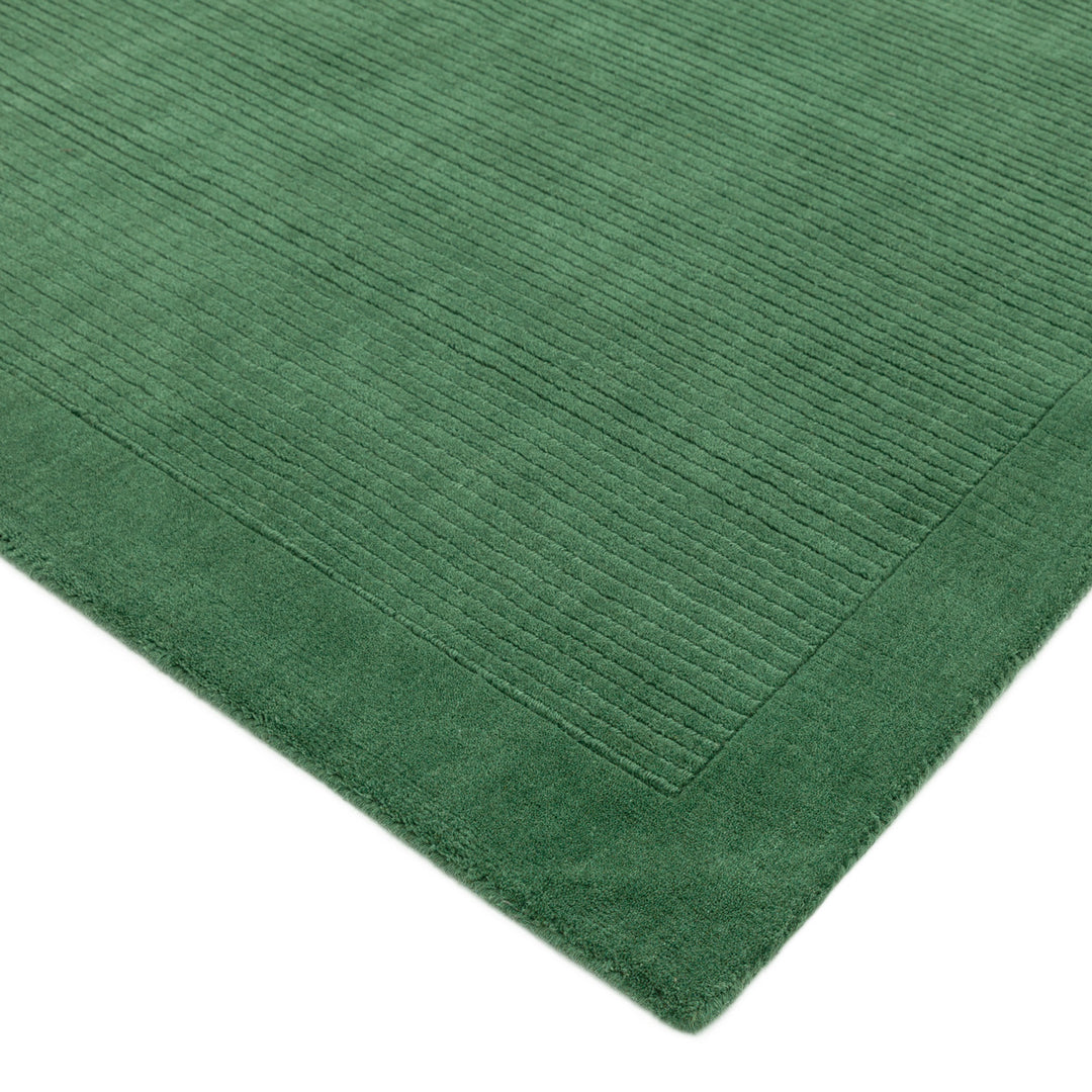 生き生きとした草葉の緑を想わせるフォレストグリーンカラーに、リブとボーダーがスタイリッシュ感を添える、サステナブルな天然素材ウール(羊毛)100%製RUGHAUSのふんわりシンプル手織りラグの素材感がわかるクロースアップ