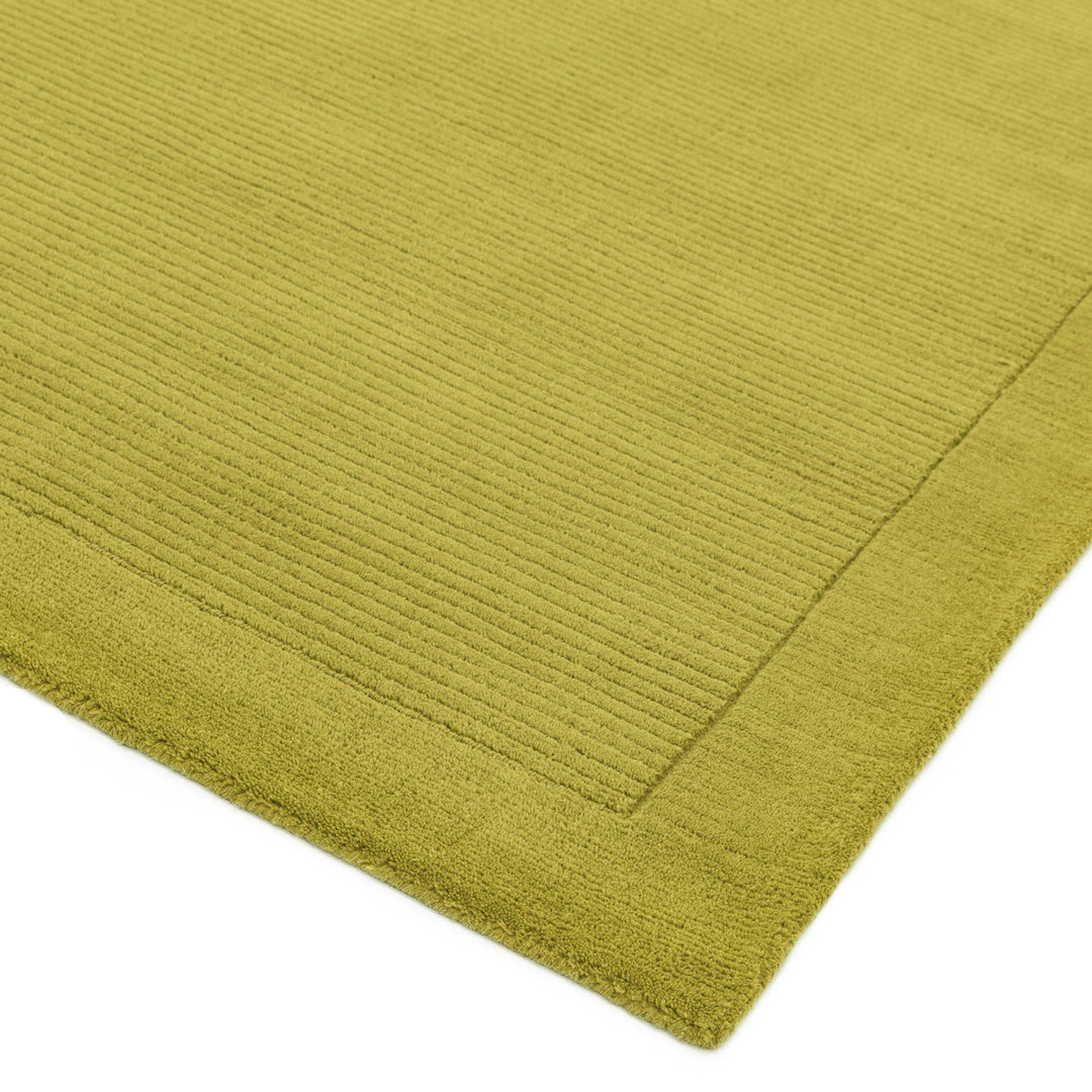 自然の息吹を想わせる爽やかなスプリンググリーンカラーに、リブとボーダーがスタイリッシュ感を添える、サステナブルな天然素材ウール(羊毛)100%製RUGHAUSのふんわりシンプル手織りラグの素材感がわかるクロースアップ