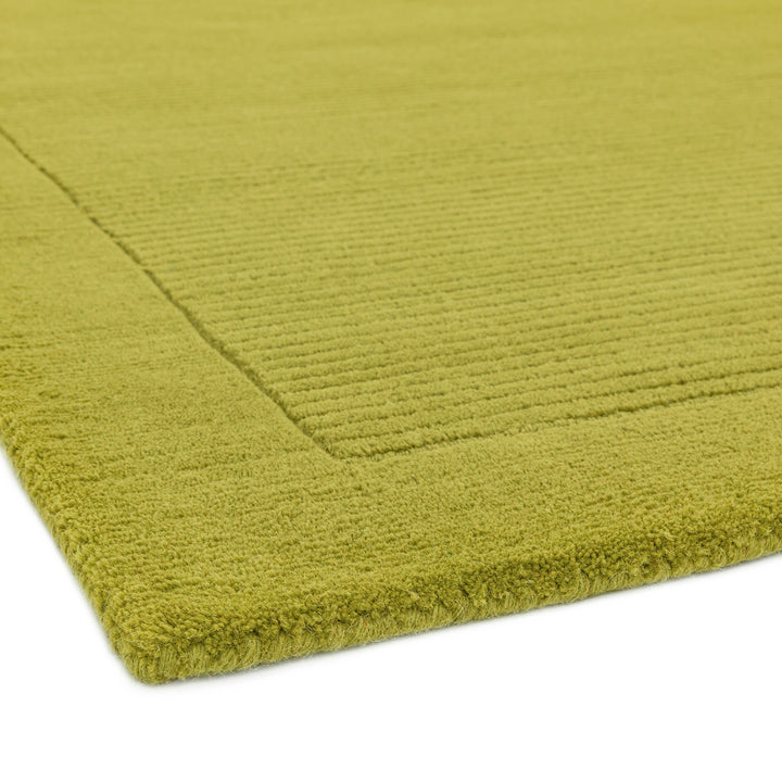 自然の息吹を想わせる爽やかなスプリンググリーンカラーに、リブとボーダーがスタイリッシュ感を添える、サステナブルな天然素材ウール(羊毛)100%製RUGHAUSのふんわりシンプル手織りラグの素材感がわかるクロースアップ