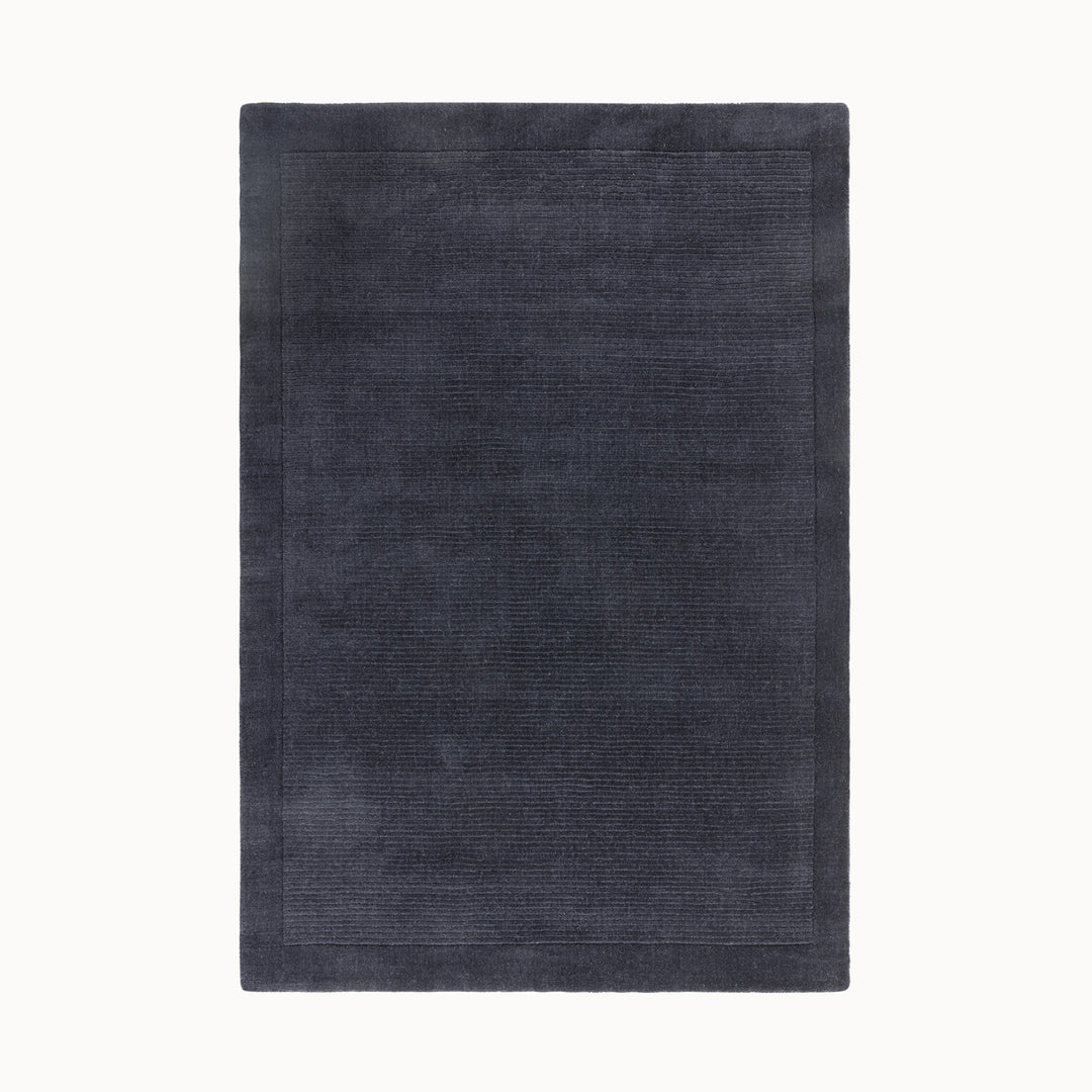160x230cmサイズの、澄み切った夜空を想わせる落ち着いたネイビー色(紺色)に、リブとボーダーがスタイリッシュ感を添える、サステナブルな天然素材ウール(羊毛)100%製RUGHAUSのふんわりシンプル手織りラグ