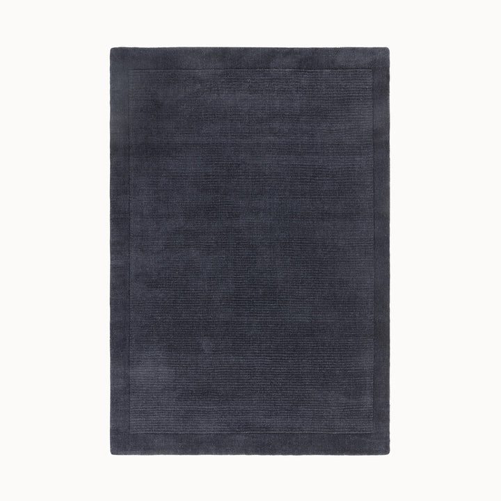 160x230cmサイズの、澄み切った夜空を想わせる落ち着いたネイビー色(紺色)に、リブとボーダーがスタイリッシュ感を添える、サステナブルな天然素材ウール(羊毛)100%製RUGHAUSのふんわりシンプル手織りラグ