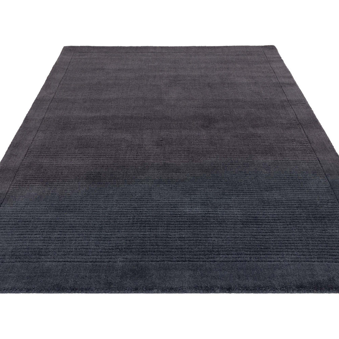 200x290cmサイズの澄み切った夜空を想わせる落ち着いたネイビー色(紺色)に、リブとボーダーがスタイリッシュ感を添える、サステナブルな天然素材ウール(羊毛)100%製RUGHAUSのふんわりシンプル手織りラグ