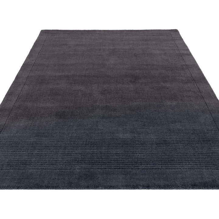 200x290cmサイズの澄み切った夜空を想わせる落ち着いたネイビー色(紺色)に、リブとボーダーがスタイリッシュ感を添える、サステナブルな天然素材ウール(羊毛)100%製RUGHAUSのふんわりシンプル手織りラグ