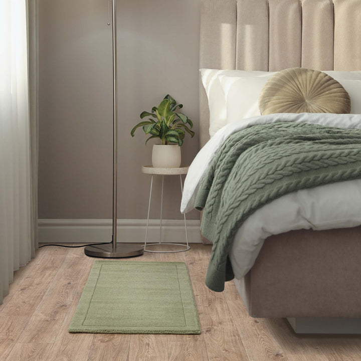 アンニュイで落ち着いたニュアンスあるセージグリーン色に、リブとボーダーがスタイリッシュ感を添える、サステナブルな天然素材ウール(羊毛)100%製RUGHAUSのふんわりシンプル手織りラグを主役にした北欧モダンなベッドルーム