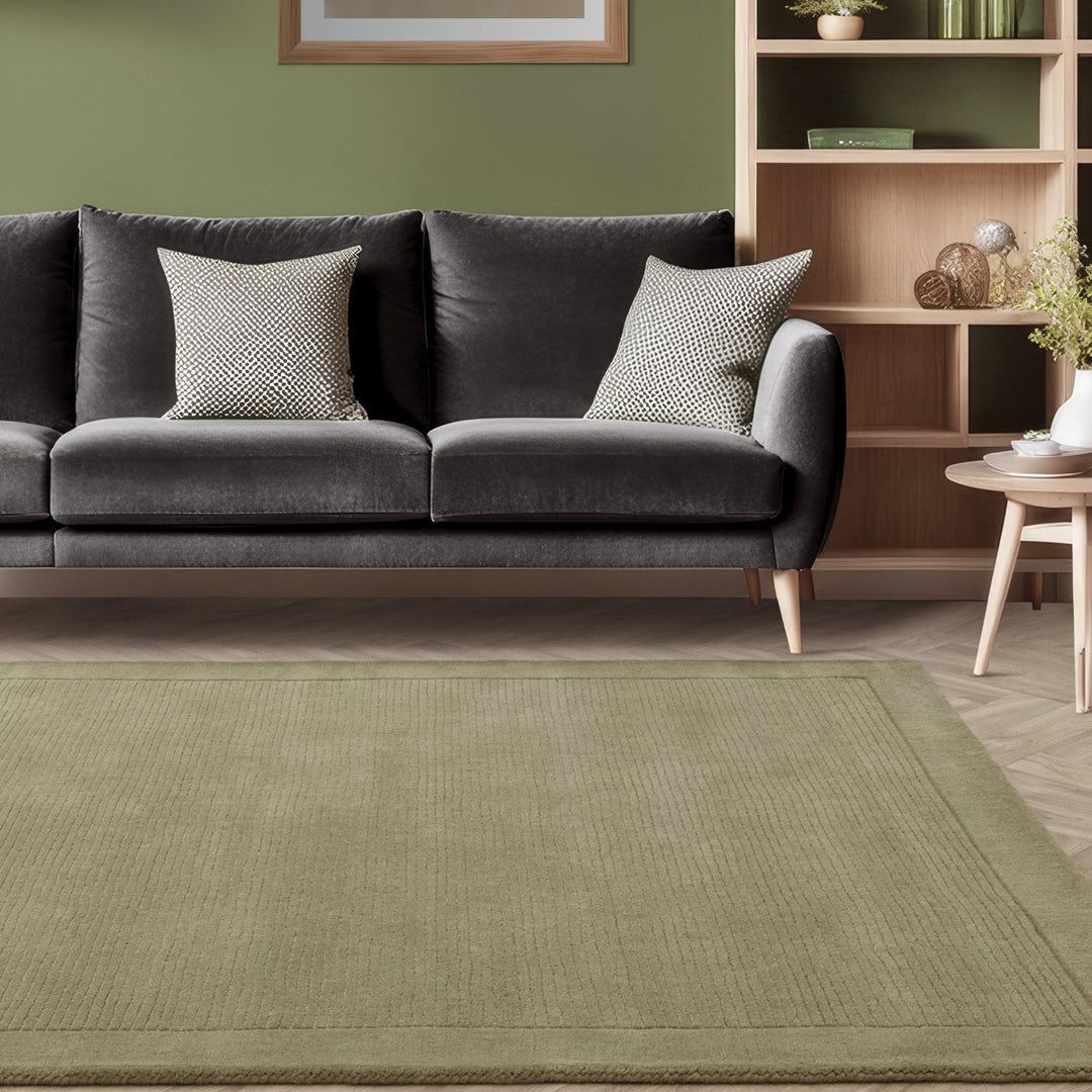 アンニュイで落ち着いたニュアンスあるセージグリーン色に、リブとボーダーがスタイリッシュ感を添える、サステナブルな天然素材ウール(羊毛)100%製RUGHAUSのふんわりシンプル手織りラグを主役にした北欧モダンなリビングルーム