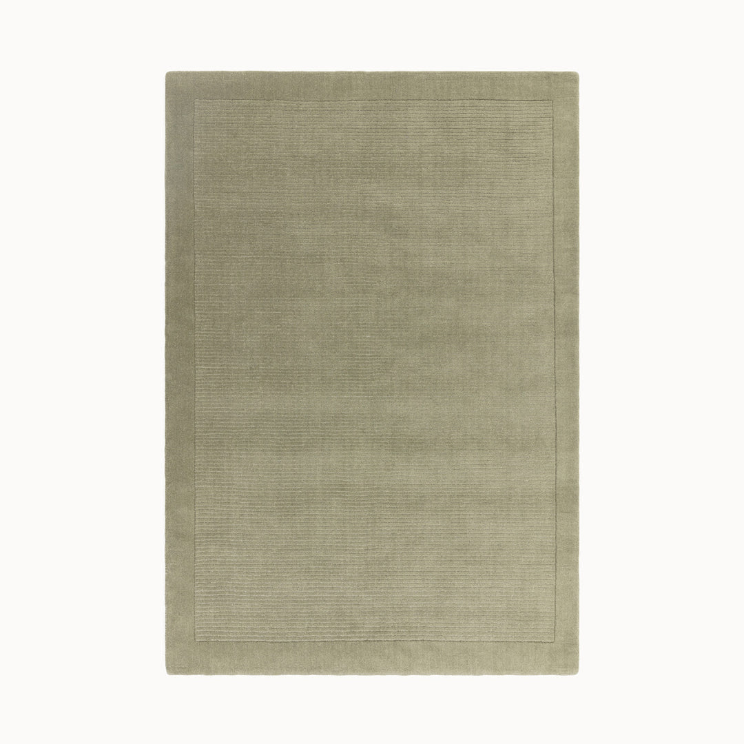 160x230cmサイズの、アンニュイで落ち着いたニュアンスあるセージグリーン色に、リブとボーダーがスタイリッシュ感を添える、サステナブルな天然素材ウール(羊毛)100%製RUGHAUSのふんわりシンプル手織りラグ