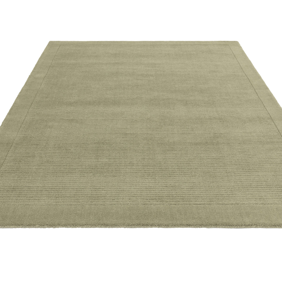 200x290cmサイズのアンニュイで落ち着いたニュアンスあるセージグリーン色に、リブとボーダーがスタイリッシュ感を添える、サステナブルな天然素材ウール(羊毛)100%製RUGHAUSのふんわりシンプル手織りラグ