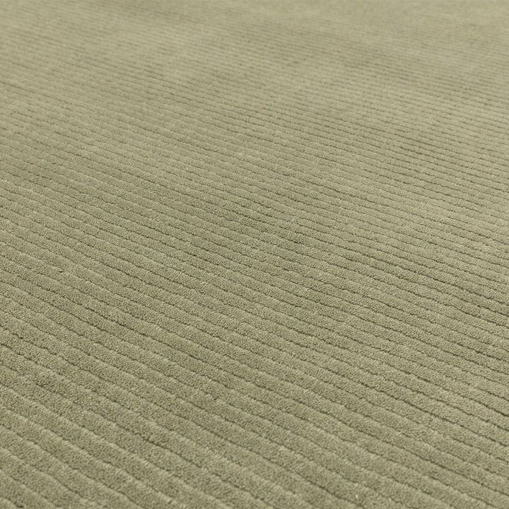 アンニュイで落ち着いたニュアンスあるセージグリーン色に、リブとボーダーがスタイリッシュ感を添える、サステナブルな天然素材ウール(羊毛)100%製RUGHAUSのふんわりシンプル手織りラグの素材感がわかるクロースアップ