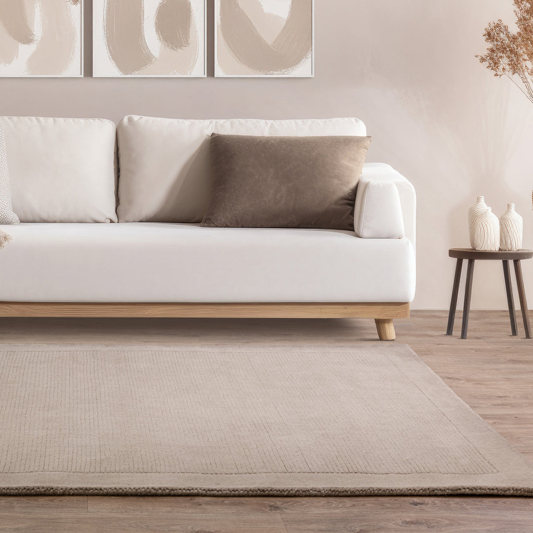 落ち着いたやさしいブラウンベージュカラーに、リブとボーダーがスタイリッシュ感を添える、サステナブルな天然素材ウール(羊毛)100%製RUGHAUSのふんわりシンプル手織りラグを主役にした北欧モダンな白系リビングルーム