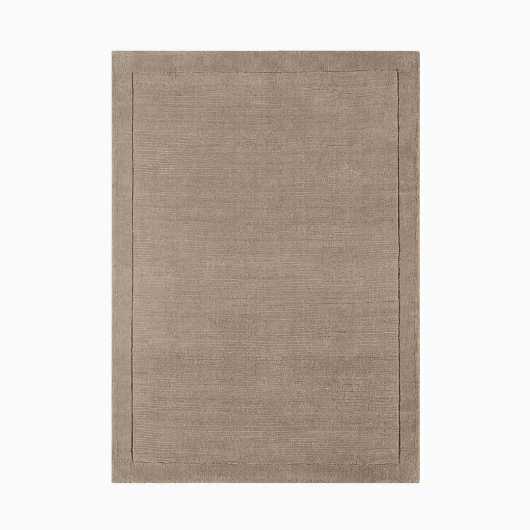 160x230cmサイズの、落ち着いたやさしいブラウンベージュカラーに、リブとボーダーがスタイリッシュ感を添える、サステナブルな天然素材ウール(羊毛)100%製RUGHAUSのふんわりシンプル手織りラグ