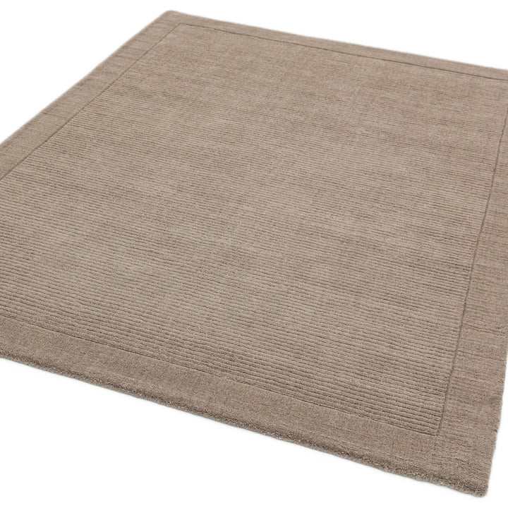 200x290cmサイズの落ち着いたやさしいブラウンベージュカラーに、リブとボーダーがスタイリッシュ感を添える、サステナブルな天然素材ウール(羊毛)100%製RUGHAUSのふんわりシンプル手織りラグ