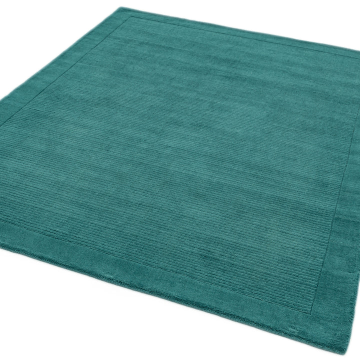 200x290cmサイズの南国の美しい深い海を想わせるティールグリーン色に、リブとボーダーがスタイリッシュ感を添える、サステナブルな天然素材ウール(羊毛)100%製RUGHAUSのふんわりシンプル手織りラグ