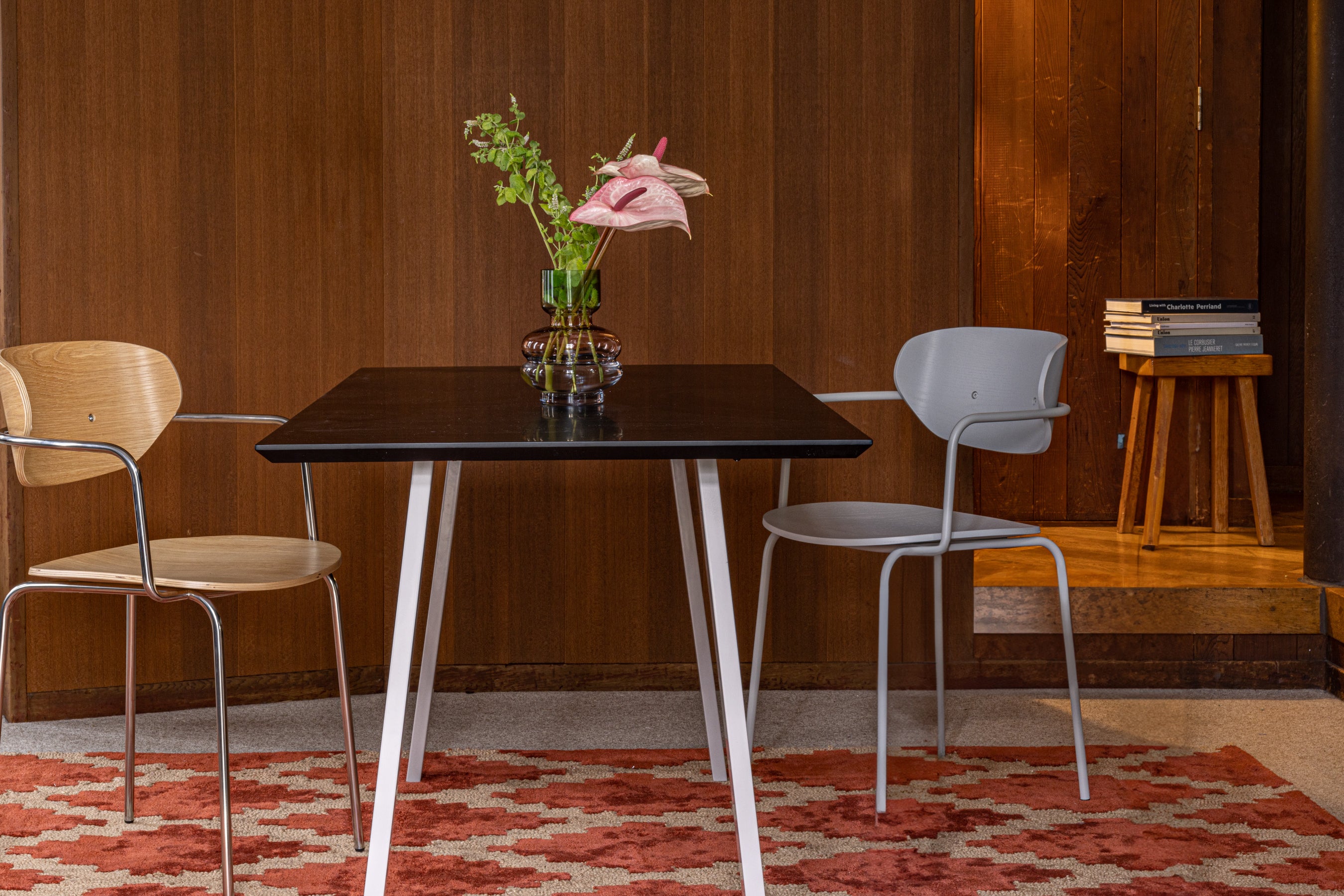 TABLE / DESK