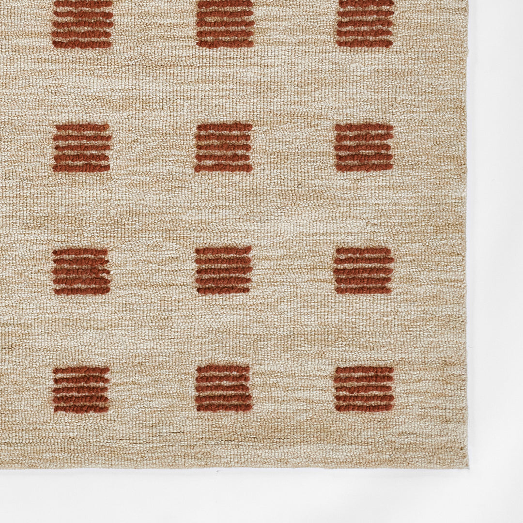 愛らしいブリック色のラストカラーがオシャレでキュートな、シンプルだけど、ほっこりする、RUGHAUSの天然素材ウール100％製ハンドタフテッドラグの素材感がわかるクロースアップ