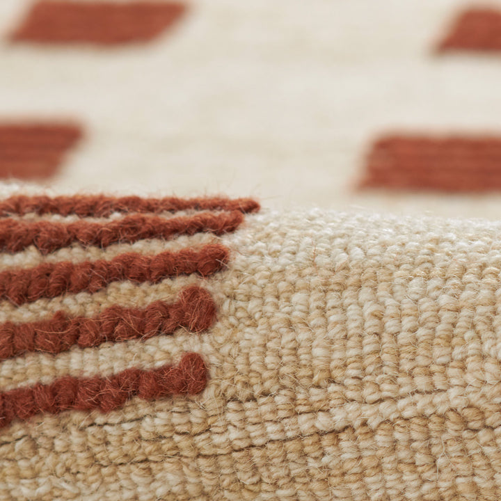 愛らしいブリック色のラストカラーがオシャレでキュートな、シンプルだけど、ほっこりする、RUGHAUSの天然素材ウール100％製ハンドタフテッドラグの素材感がわかるクロースアップ