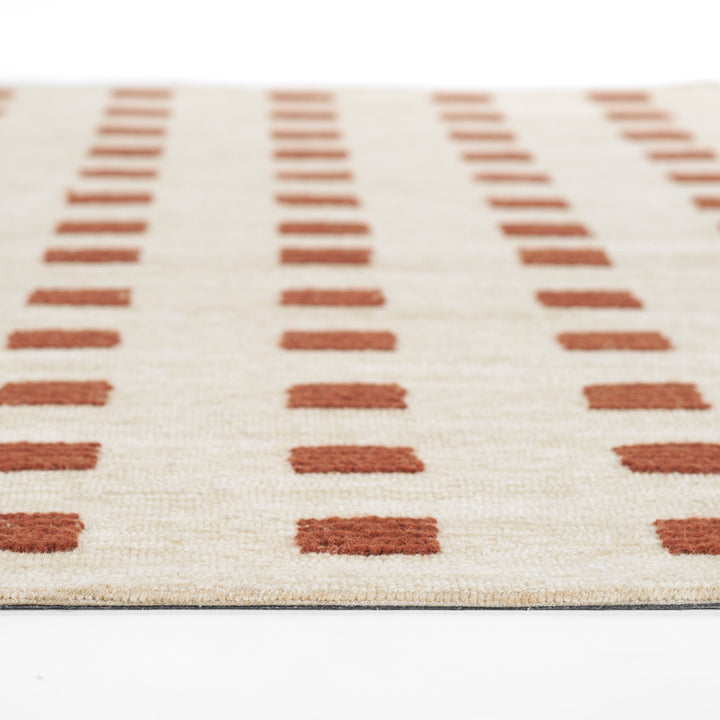 愛らしいブリック色のラストカラーがオシャレでキュートな、シンプルだけど、ほっこりする、RUGHAUSの天然素材ウール100％製ハンドタフテッドラグの素材感がわかるクロースアップ