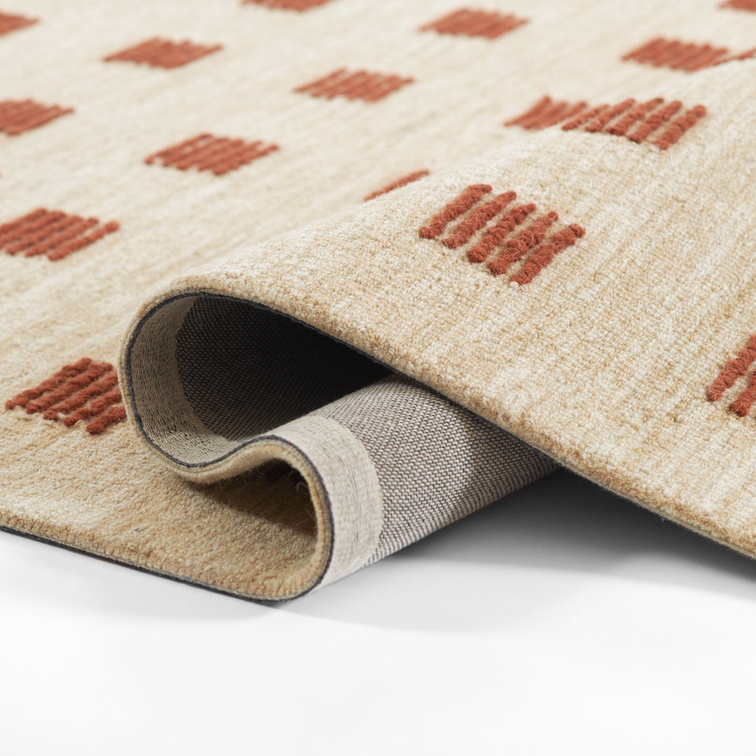 愛らしいブリック色のラストカラーがオシャレでキュートな、シンプルだけど、ほっこりする、RUGHAUSの天然素材ウール100％製ハンドタフテッドラグの素材感がわかるクロースアップ
