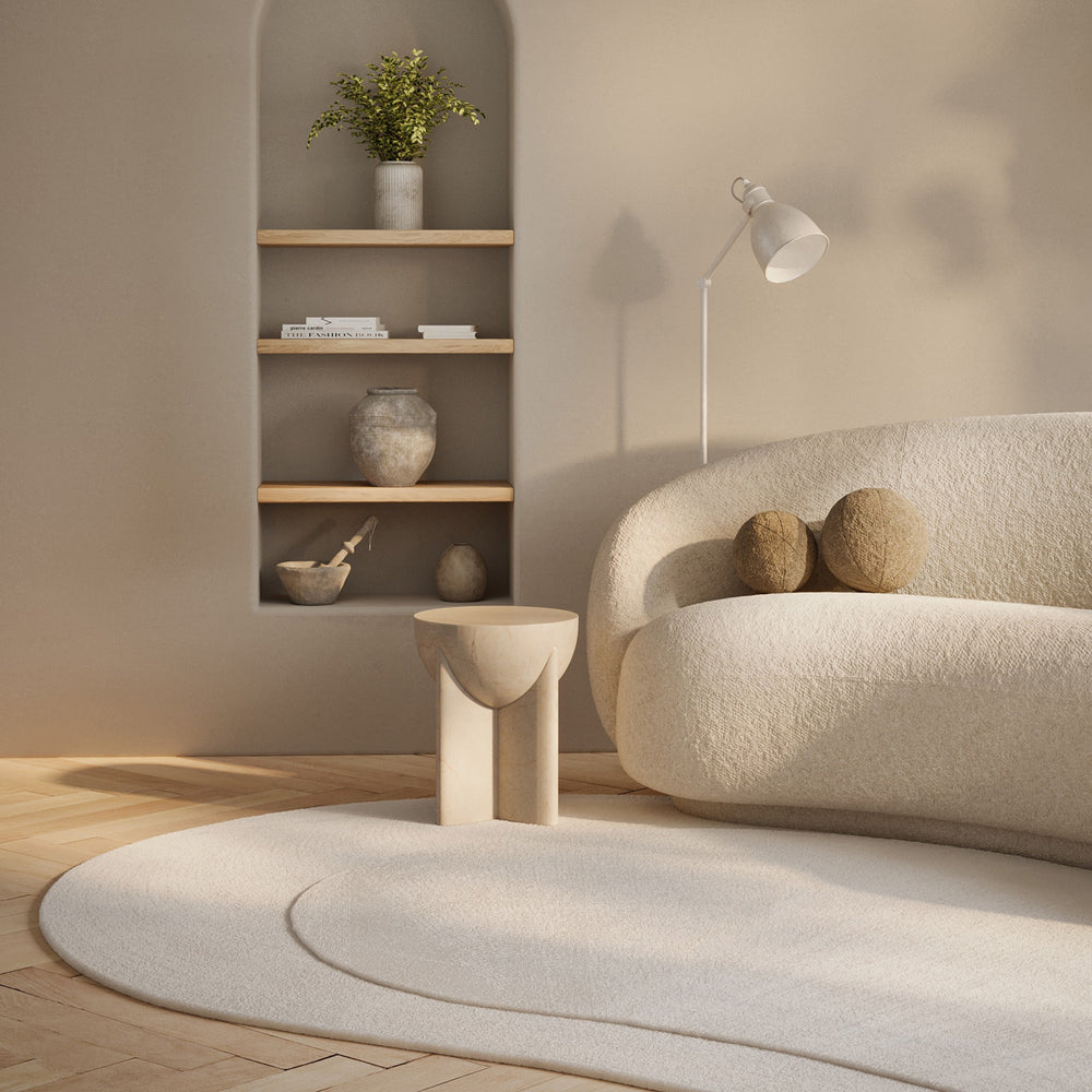 リビングルームのアクセントラグにぴったりな185x275cmサイズのぽってりとしたユニークな形が愛らしい、アイボリー・オフホワイト色のRUGHAUSの天然素材ウール製ハンドタフトのふわふわとしたモダンアートラグを主役にしたナチュラルなリビングルームのイメージ