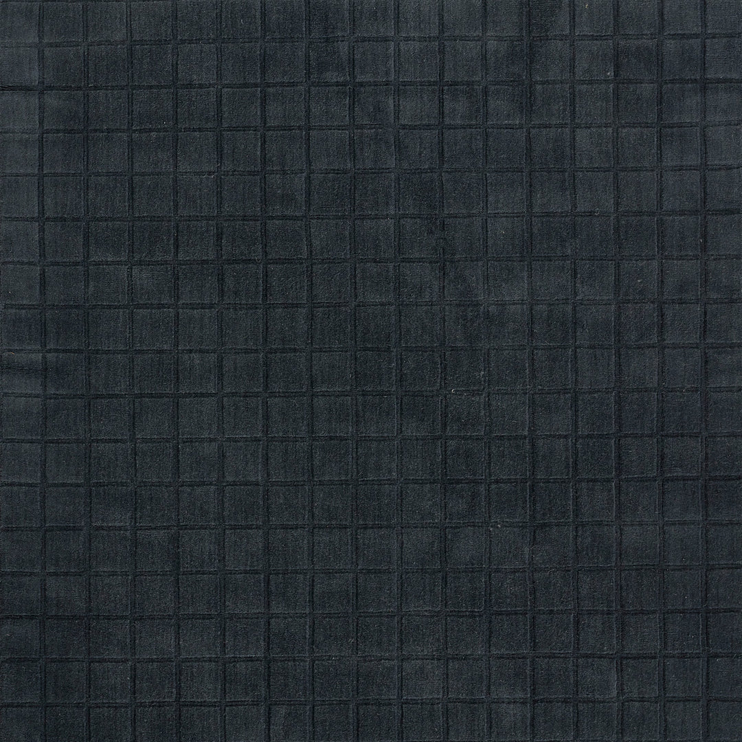 ミッドナイトブルーのように深く落ち着いた色合いのネイビーカラーとタイル模様が素敵な、RUGHAUSの天然素材ウール100％製手織りのエレガントモダンラグの素材感がわかるクロースアップ