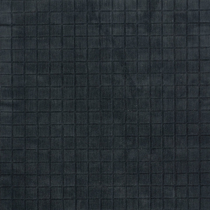 ミッドナイトブルーのように深く落ち着いた色合いのネイビーカラーとタイル模様が素敵な、RUGHAUSの天然素材ウール100％製手織りのエレガントモダンラグの素材感がわかるクロースアップ