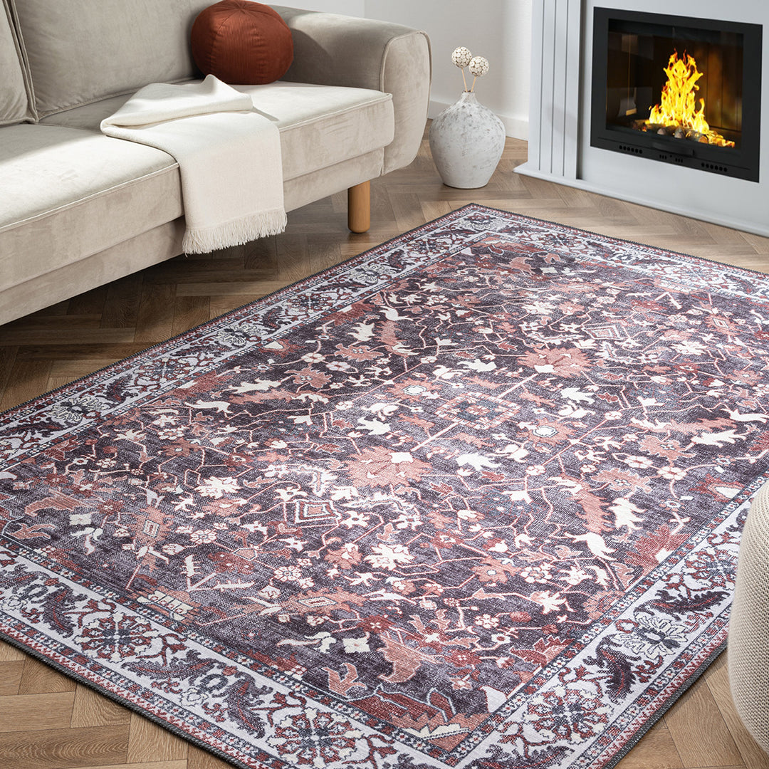 装飾性の高い華やかなペルシャ絨毯デザインと重厚感のあるミッドナイトブルーカラーが美しく融合した、RUGHAUSのデジタルプリンティングヴィンテージスタイルラグ Caraを主役にした白を基調とした暖炉のあるナチュラルモダンなリビングルーム