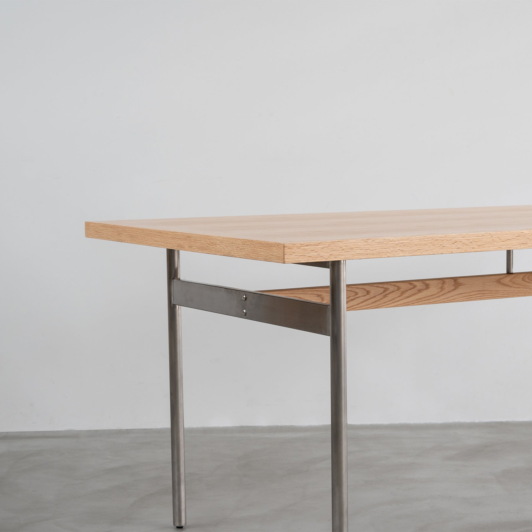 洗練を添えるシンプルダイニングテーブル – RUGHAUS