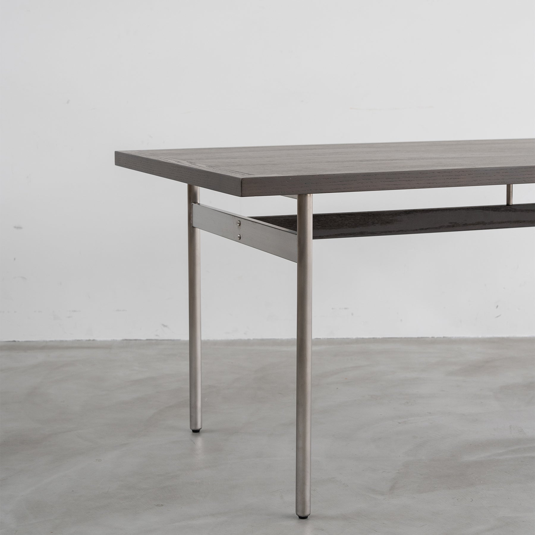 洗練を添えるシンプルダイニングテーブル – RUGHAUS