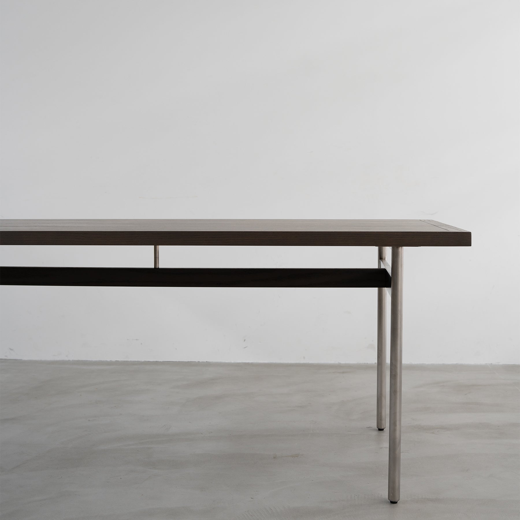 洗練を添えるシンプルダイニングテーブル – RUGHAUS