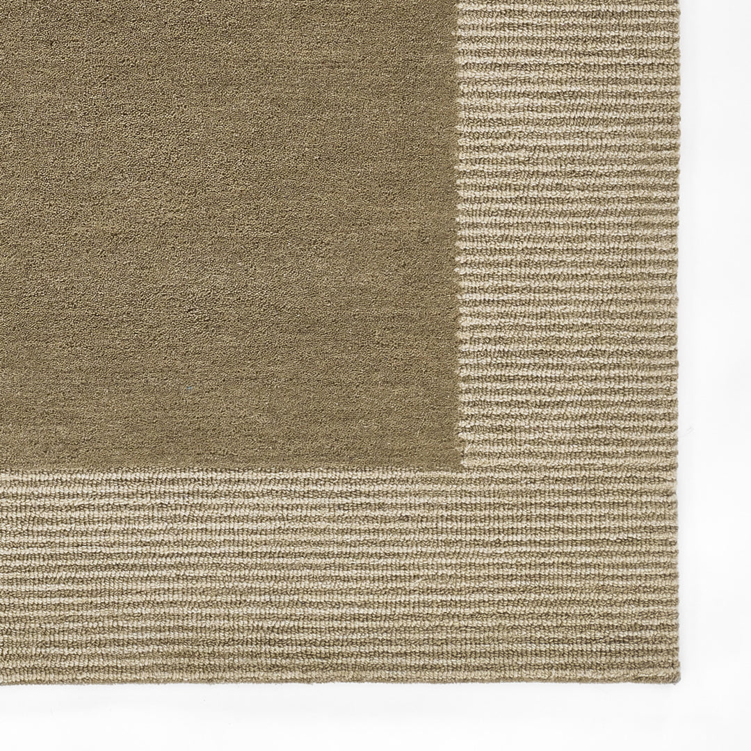 ベージュ、トープ、ブラウンベージュのアーシーなカラーパレットが大胆なボーダーの構図でキリリとハーモニーを奏でる、RUGHAUSの天然素材ウール製ハンドタフト・手織りの上質ナチュラルラグの素材感がわかるクロースアップ